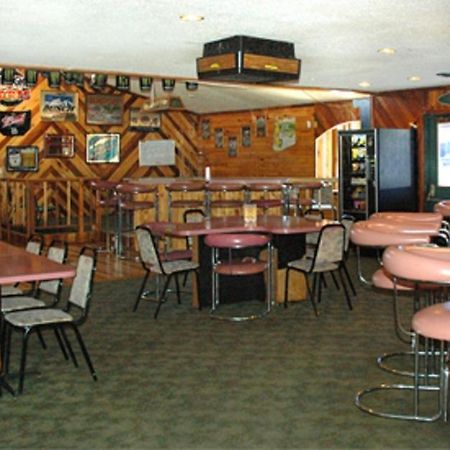 Zellar'S Village Inn Newberry Exterior photo