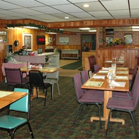 Zellar'S Village Inn Newberry Exterior photo