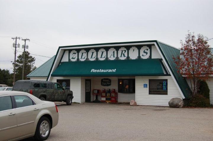 Zellar'S Village Inn Newberry Exterior photo