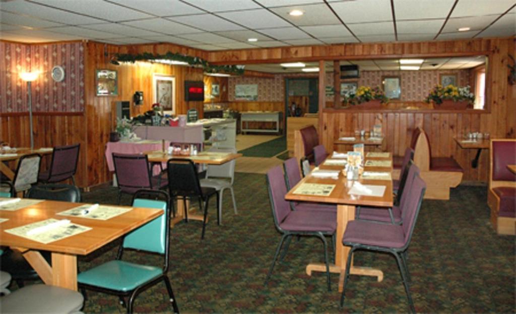 Zellar'S Village Inn Newberry Exterior photo
